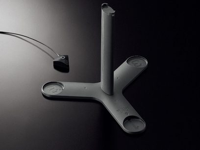Yamaha RX-A3050 sort hjemmebiografsforstærker, nærbillede i perspektiv af bunden, detaljer om fødder og jackstik