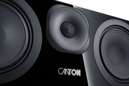 Läikivmust Canton hi-fi kõlar lähivaates, keskel kõrgsageduskõlar ja kahel pool kaks valjuhääldit