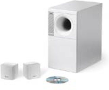 Hvid Bose Acoustimass 3 højttaler, kubisk basreflekskabinet med sort rund højttaler, to små hvide kubiske satellithøjttalere