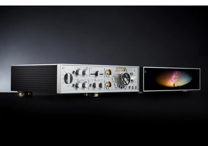 Sølvfarget Rose RA180 hi-fi stereoanlegg med svart frontpanel, farget LCD-skjerm som viser nordlys, sett forfra