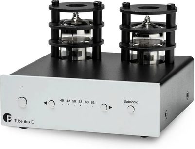 Phono předzesilovač Pro-Ject Tube Box E černý a stříbrný se dvěma viditelnými lampami nahoře, pohled ze tří čtvrtin