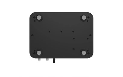 Hi-fi slušalkarski predojačevalnik iFi Audio iDSD Phantom, pogled od spodaj, črno pravokotno ohišje s štirimi okroglimi nogicami in vijaki