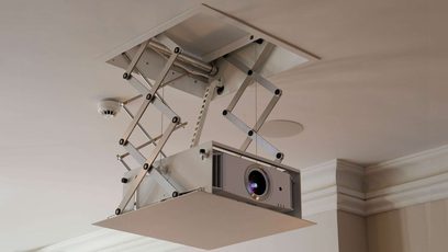 Loftmontering til videoprojektor Future Automation PD1 i metal, med ledarmede og lemme, set nedefra