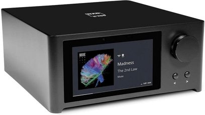 NAD C700 sort hi-fi stereforstærker, frontvisning, farvedisplay der viser "Madness The 2nd Law", frontpanel med knapper