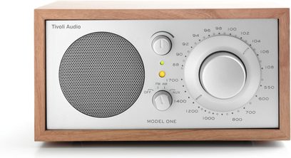 Radio da tavolo Tivoli Model One ciliegia/argento, custodia in legno, frontale argento, vista frontale, altoparlante perforato, grande quadrante