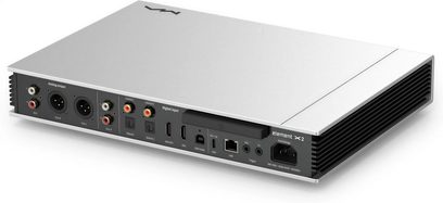 Matrix Audio Element X2 Netzwerk-Audioplayer aus gebürstetem silbernem Aluminium, Dreiviertelansicht von hinten rechts, Rückseite mit XLR- und Cinch-Ausgängen, optischen, koaxialen und USB-Eingängen, Ethernet-Port, IEC-Netzanschluss, seitliche schwarze Kühlrippen