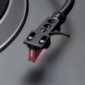 Червена phono доза Ortofon върху черна глава Technics, снимана отблизо върху сив грамофон