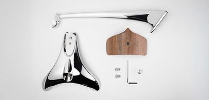 Aksesuārs HI-FI austiņām Meze Audio Manta Headphone Stand hroma izdevums, rezerves daļas uz gaiša fona: trīsstūrveida pamatne no spīdīga metāla, izliekta roka, koka balsts ar dabīgu apdari, 2 skrūves, sešstūra atslēga, metāla uzgalis