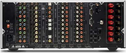 Srebrny amplituner kina domowego Arcam FMJ AVR600, widok z przodu, liczne gniazda audio i wideo, przyciski sterujące, wyświetlacz LED