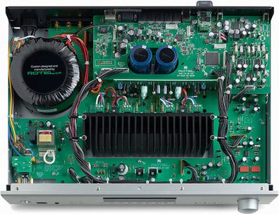 Rotel A-14 sort hi-fi stereoforstærker, indvendigt syn, elektroniske komponenter på grønt printplade, sort køleribber