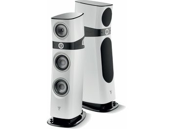 Колонен високоговорител Focal Sopra N°2 в бял карара, изглед отстрани, 3 кръгли високоговорителя, черна основа, черен страничен панел