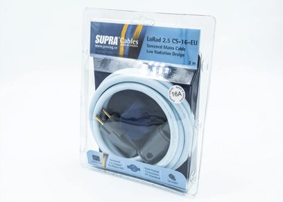 Supra Lorad 2.5 IEC-strømkabel, 1,5 m lys blå i glat PVC-slange, med grå plast-IEC-stik og Schuko-stik med forgyldte ben, pakket i gennemsigtig blister, set fra trekvart forfra