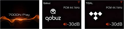 Tři černé obrazovky zobrazují "7000N Play" s oranžovou vlnou, "Qobuz" a "TIDAL" s PCM 44,1 kHz a -30 dB v bílé barvě.