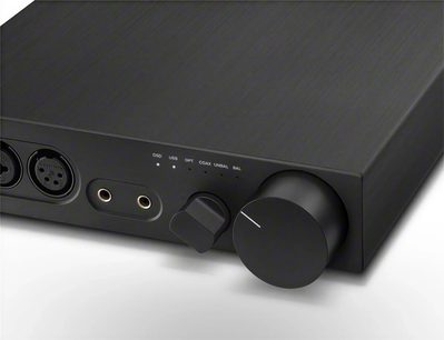 Sluchátkový předzesilovač Sennheiser HDV 820 černý, detailní pohled zepředu, přední panel s tlačítky a konektory, obdélníkové pouzdro