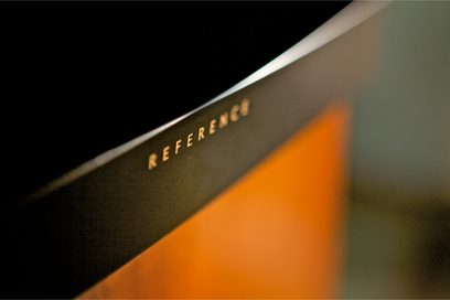Sloupcový reproduktor Klipsch RF-7 MkII v černé barvě, detailní pohled na zlatý nápis "Reference" na černé přední straně