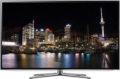 Samsung UE40ES6530 fladskærms-TV, der viser et natligt vue af oplyste skyskrabere ved vandet