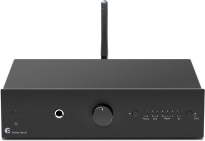 Ampli hi-fi intégré stéréo Pro-Ject Stereo Box E noir, vue frontale, boîtier rectangulaire, bouton central circulaire, prise jack, antenne verticale arrière, sélecteurs et indicateurs alignés à droite