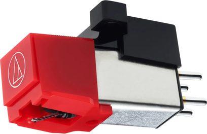 Rode cel en zwarte arm van een platenspeler, met een gemonteerde cartridge op de arm, close-up driekwartaanzicht van achteren