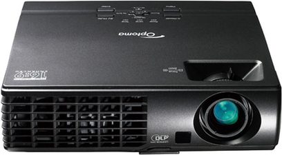 Optoma EP1691i sort videoprojektor, set forfra, linse til højre, kontrolpanel til venstre med knapper og indikatorer
