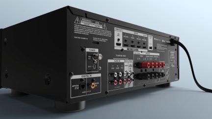 Puertos HDMI: Ofrece cuatro entradas HDMI con soporte eARC, permitiendo un retorno de audio de alta calidad desde su televisor.