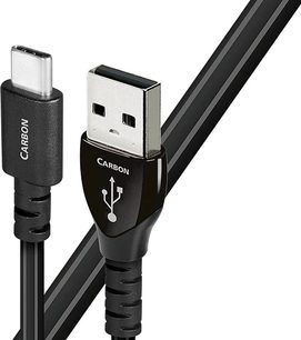 Czarny kabel USB-C do USB-A Audioquest Carbon, metalowe złącza, oplot plecionkowy, widok z boku na białym tle