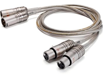 Câble phono Vertere Acoustics veRum XLR 1,15 m gris argenté, gaine tressée translucide à motif doré, quatre connecteurs XLR métalliques brossés, vue oblique

Аудио кабел Vertere Acoustics veRum XLR 1,15 m в сребристо сиво, полупрозрачна плетена обвивка със златист мотив, четири метални XLR конектора с матирана повърхност, косо гледане