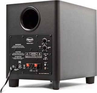 Kompakt Klipsch HDT-500 højttaler, set forfra, mat sort kabinet, blank sort front med centralt rundt højttaler og kontroller