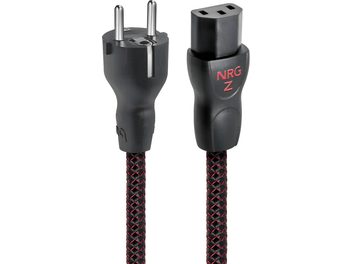 Κάβλος τροφοδοσίας Audioquest NRG-Z3 2 m, μπροστινή όψη, πλεγμένη θήκη από μαύρο και κόκκινο νάιλον, μαύροι πλαστικοί συνδετήρες με υφή που περιλαμβάνουν βύσμα Schuko με μεταλλικές ακίδες και θηλυκό άκρο IEC C13 με κόκκινη σήμανση «NRG Z»
