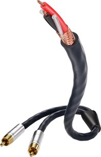 Kabel pro subwoofer Inakustik Connect 212 Sub-Y 5m černý s PVC pláštěm, šikmý pohled zobrazující dva kovové RCA konektory (samec) ve stříbrné barvě se zlatými hroty a jeden rozříznutý konec odhalující měděné vodiče v červené a černé barvě obklopené opleteným stíněním