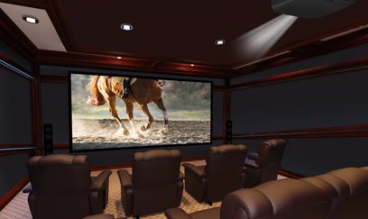 Proyector Epson EH-LS11000W proyectando la imagen de un caballo galopando en el agua sobre una gran pantalla en una sala de cine privada