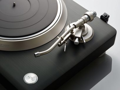 Giradischi Denon DP-3000NE in ebano scuro, braccio di lettura in alluminio, testina montata, piatto nero opaco, vista dall'alto