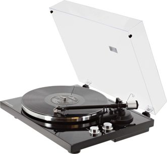 Enova HIFI Vision 4 USB sort pladespiller, set ovenfra i et dykkende perspektiv, med lukket transparent låg, tonarm og sort pladebakke