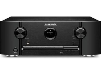 Marantz SR5015DAB sort hjemmebiografsforstærker, set forfra, sort front med knapper og blå skærm, der viser "Blu-ray"