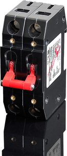 Due prese a muro nere GigaWatt G-16A 2P 16A su guida DIN, spine rosse, interruttori automatici, plastica opaca