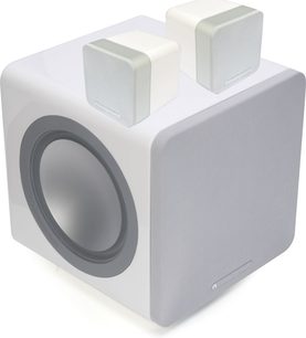 Set di altoparlanti 2.1 Cambridge Audio Sistema 212 bianco, composto da un subwoofer e due satelliti cubici, visti di tre quarti frontali