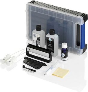 Kit de limpeza para toca-discos ClearAudio Professional incluindo escovas, frascos e panos em uma caixa transparente