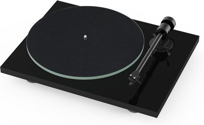 Plato giratorio hi-fi Pro-Ject T1 EVO Phono con plato circular negro, brazo de lectura negro y base rectangular negra brillante