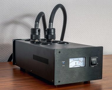 Taga Harmony PC-5000 sort strømforsyning, frontvisning, to stikkontakter, analogt voltmeter, afbryder