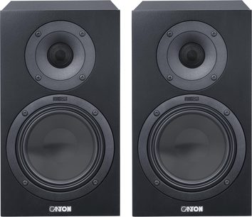 Pár regálových reproduktorů Canton GLE 20 S2 v černé barvě, pohled zepředu, viditelný kulatý tweeter a velký kulatý woofer