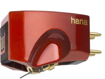 Cellule Hana Umami Red rouge métallisé en résine brillante, vue trois-quarts avant, avec cavité profilée latérale, cantilever fin sous la base et quatre connecteurs dorés à l’arrière