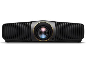 Benq W5850 sort videoprojektor i plast, set forfra, kabinet med lodrette ribber, centralt glasobjektiv omgivet af en gylden ring og en lille rund sensor på siden
