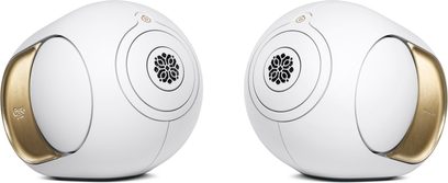 Due casse Devialet Phantom Ultimate 108 dB Opéra de Paris, scocche bianche, fianchi metallici dorati, vista 3/4