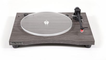 New Horizon 129 pladespiller i mørkt træ med valnøddeoverflade, cirkulær pladetallerken, tonearm, kontroller, på rektangulær base