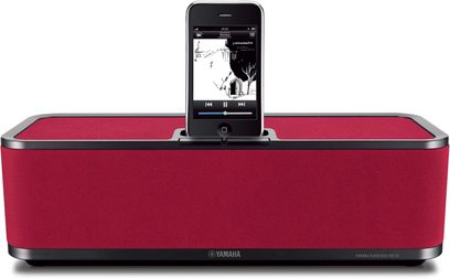 Yamaha PDX-31 dockingstation i rød set forfra, sort iPhone på holder, skærm viser musikgrænseflade
