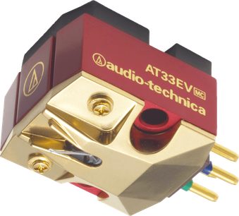 Κεφαλή πικάπ Audio-Technica AT33EV σε κόκκινο και χρυσό, λήψη υπό γωνία με τη βελόνα ανάγνωσης και τους πίσω συνδέσμους εμφανείς