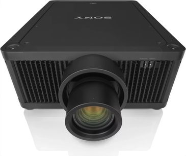 Černý videoprojektor Sony Professional VPL-GTZ380/1, pohled zepředu a shora, s velkým objektivem uprostřed a větracími mřížkami