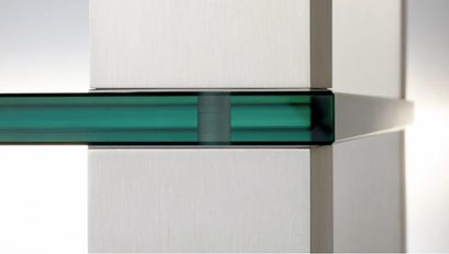 Spectral High-end HE1203 audio-videomøbel, nærbillede fra en vinkel, translucent grøn glashylde på hvid ramme