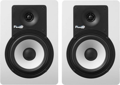 To sorte Fluid Audio C5 BTW monitorhøjttalere set forfra med synlige højttalere og diskanter