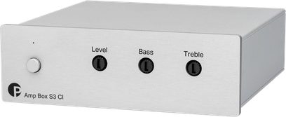 Vysokofidelitní výkonový zesilovač Pro-Ject Amp Box S3 CI stříbrný, pohled zepředu, stříbrné tlačítko vlevo, 3 černá tlačítka