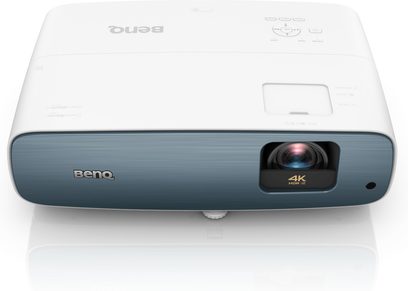 Benq TK850i 4K HDR-videoprojektor, hvid og lysblå, set forfra, med linsen til højre